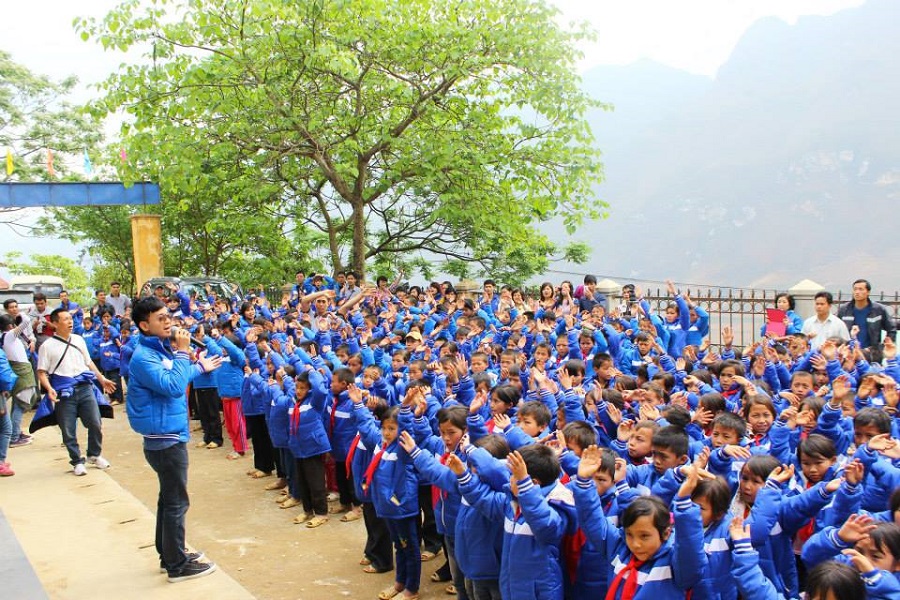 CEO Nguyễn Hoàng Duy Phương của CasinoMCW tặng 1000 chiếc áo ấm cho trẻ em vùng cao